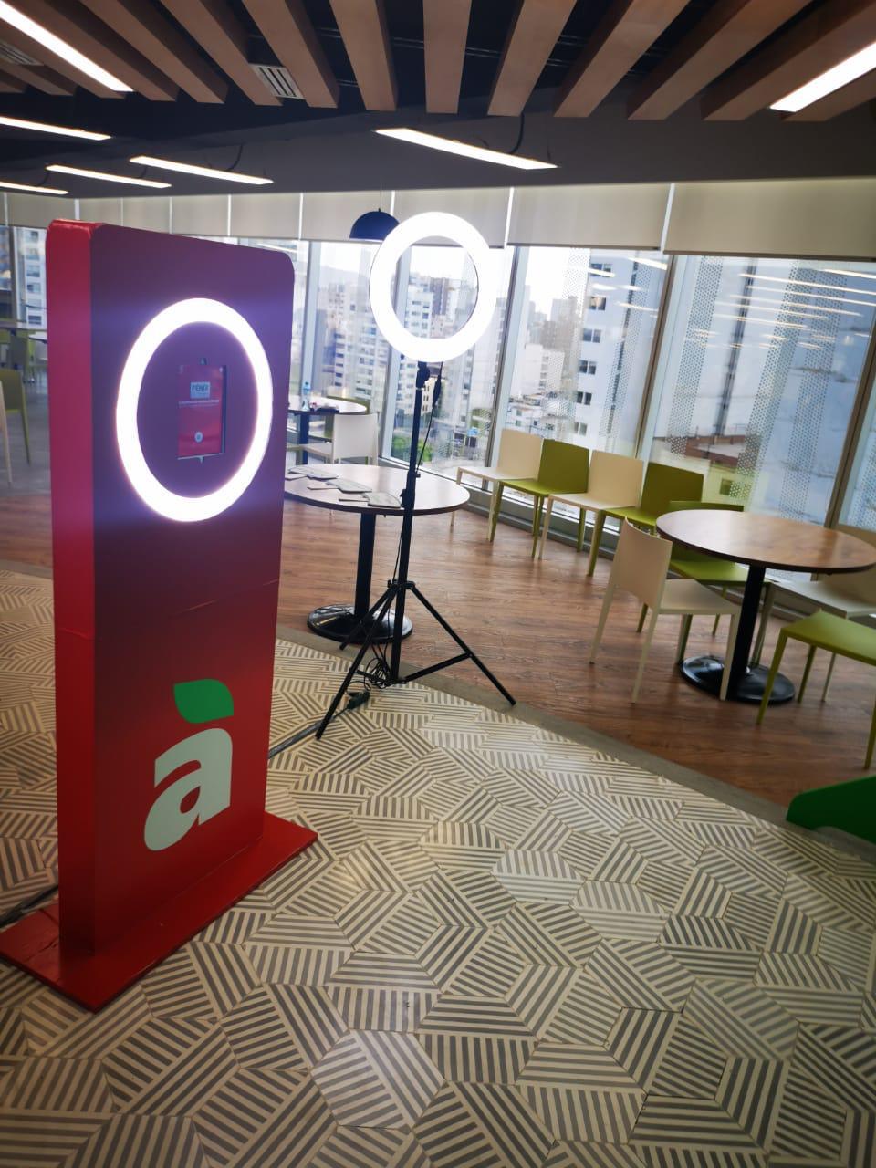 Tótem fotográfico en un evento interior.